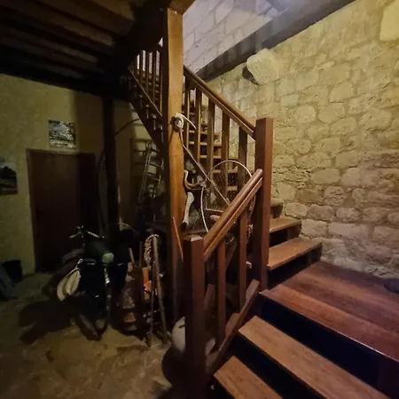 L'aventure Medievale Au Frais Derriere La Pierre Massive D'une Tour Millenaire Бейнак-э-Казенак