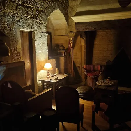L'aventure Medievale Au Frais Derriere La Pierre Massive D'une Tour Millenaire *