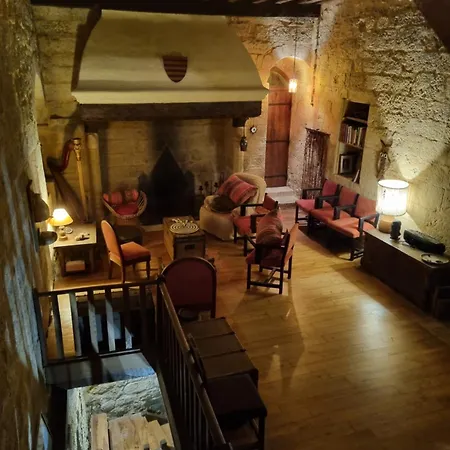 L'aventure Medievale Au Frais Derriere La Pierre Massive D'une Tour Millenaire