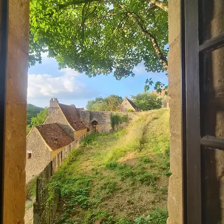 L'aventure Medievale Au Frais Derriere La Pierre Massive D'une Tour Millenaire *